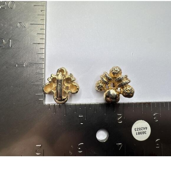 Vintage 1950s CORO Signed Gold Tone Textured Knot Clip-On Earrings - Picture 8 of 8